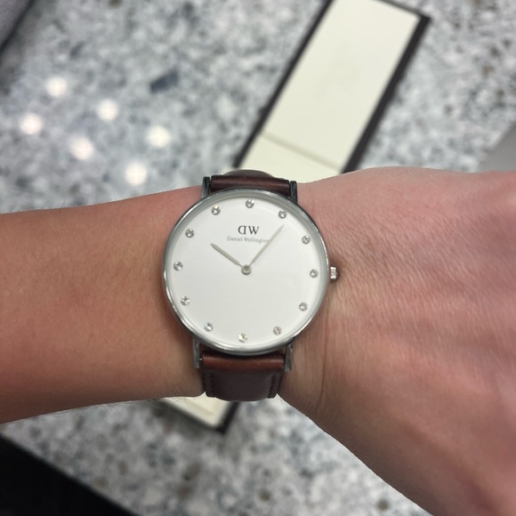 Daniel Wellington women’s leather watch 40mm - Picture 9 of 10